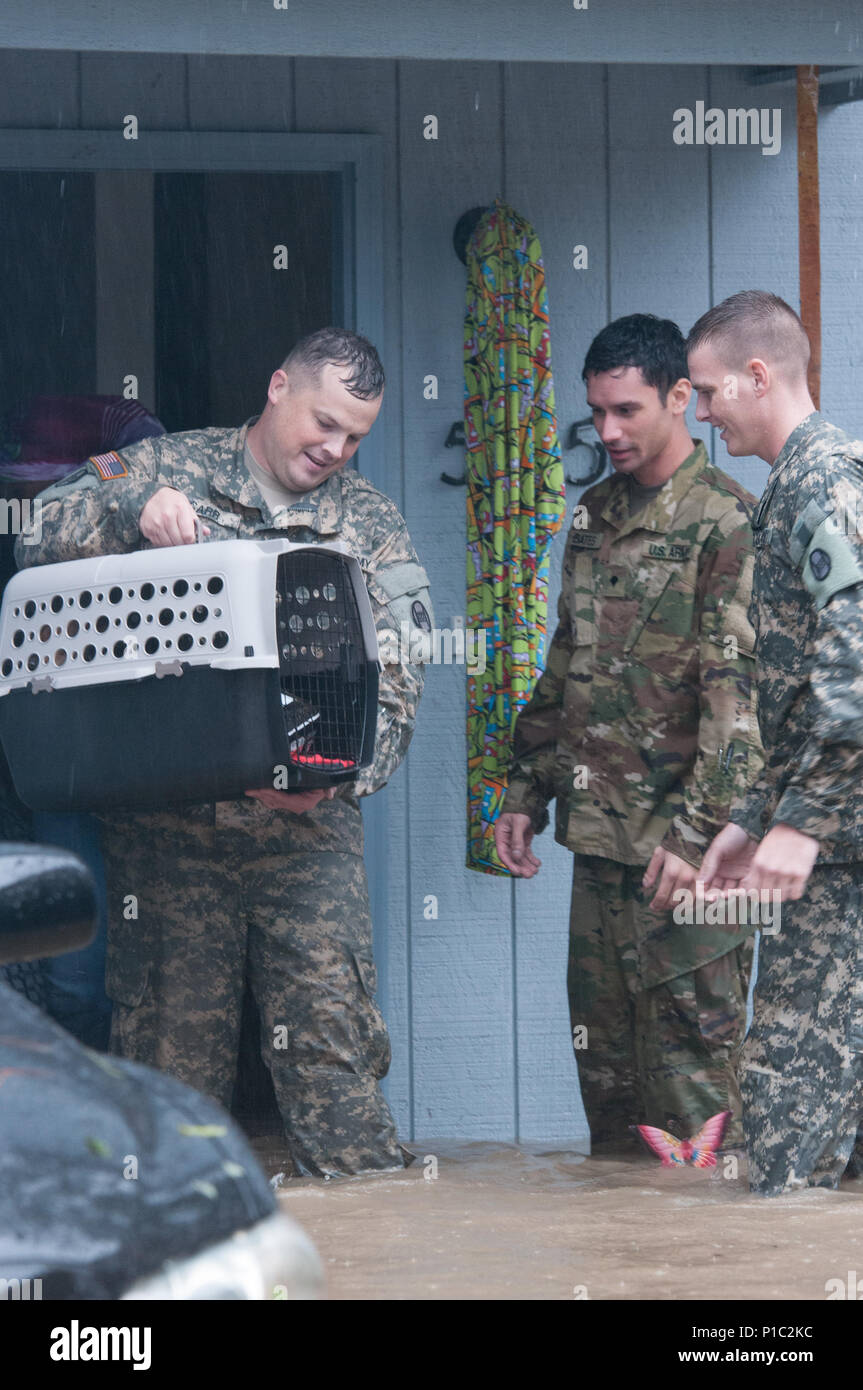 La Garde nationale de l'Armée de la Caroline du Nord d'aider avec les efforts d'évacuation à Fayetteville, N.C., Octobre 08, 2016. Des inondations dans certaines régions devrait encore augmenter à mesure que les eaux se déplacer vers le sud. (U.S. Photo de la Garde nationale par le sergent. Jonathan Shaw, 382e Détachement des affaires publiques/libérés) Banque D'Images