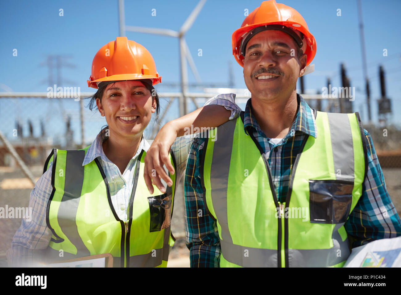 Portrait confiant, souriant d'ingénieurs de l'usine d'alimentation Banque D'Images