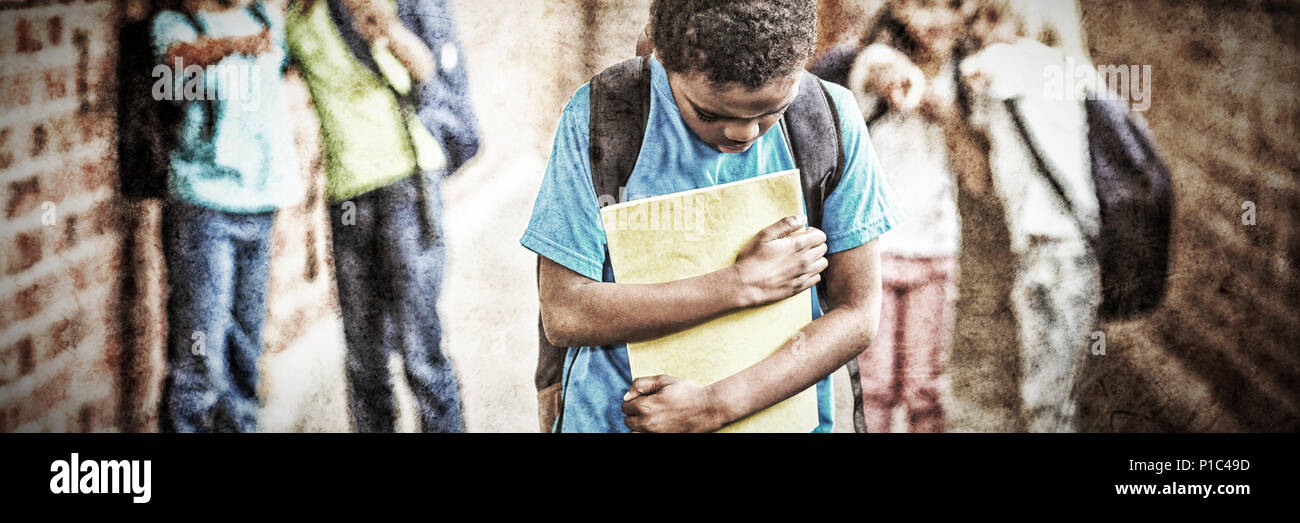 Triste élève victime d'intimidation par des camarades de classe de couloir Banque D'Images