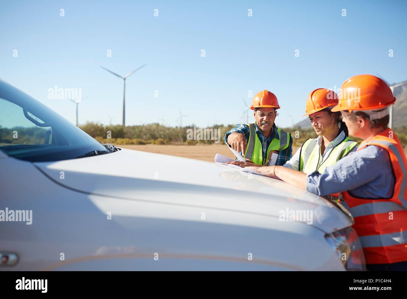 L'examen des ingénieurs plan directeur de chariot à sunny wind turbine power plant Banque D'Images