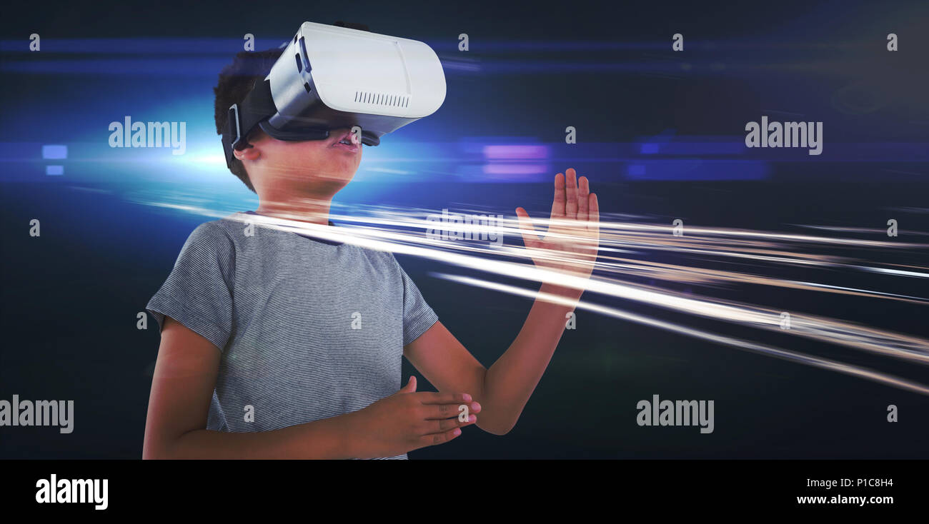 Garçon jouant à l'aide de casque de réalité virtuelle Banque D'Images
