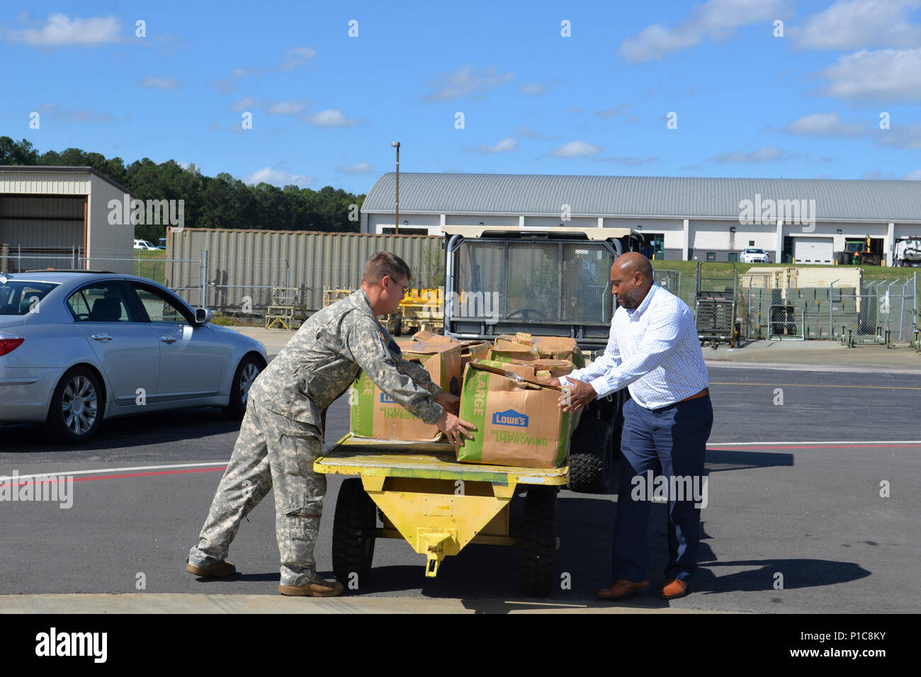 La Garde nationale de l'Armée de la Caroline du Nord et de la Caroline du Nord de l'uso de la charge du personnel 840 packs Rack '' sur un UH-60 Blackhawk à être livré à N.C. Soldats répartis dans l'Est de N.C. à l'appui de l'Ouragan Matthew effort de récupération. Chaque rack 'pack' contient un deux à trois jours d'articles de toilette gratuits et des collations. (U.S. Photo de Garde Nationale d'armée par le capitaine Michael Wilber) Banque D'Images