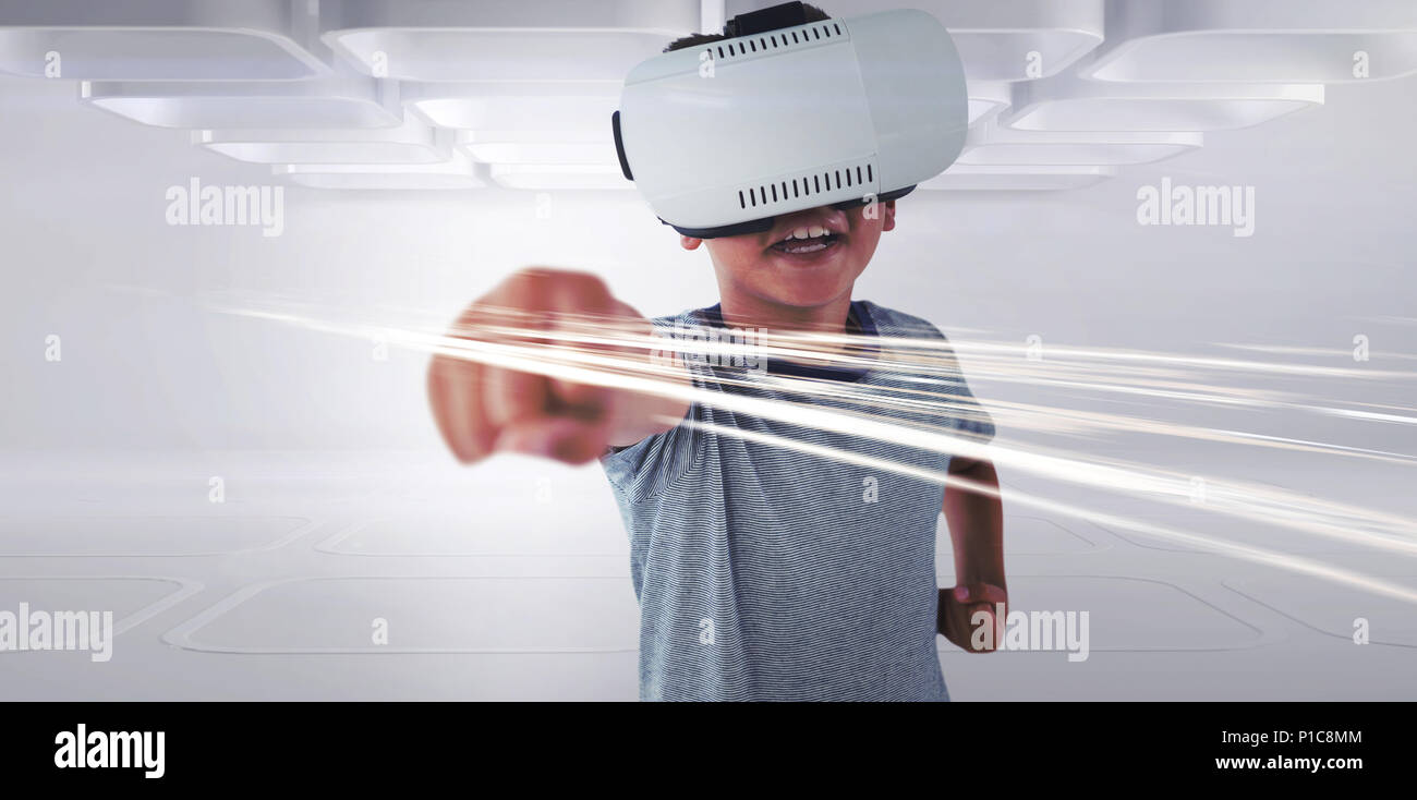 Smiling boy wearing casque virtuel jouer Banque D'Images