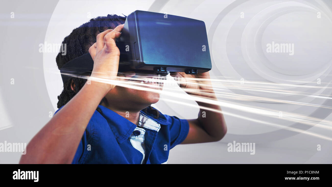 Boy wearing simulateur de réalité virtuelle Banque D'Images