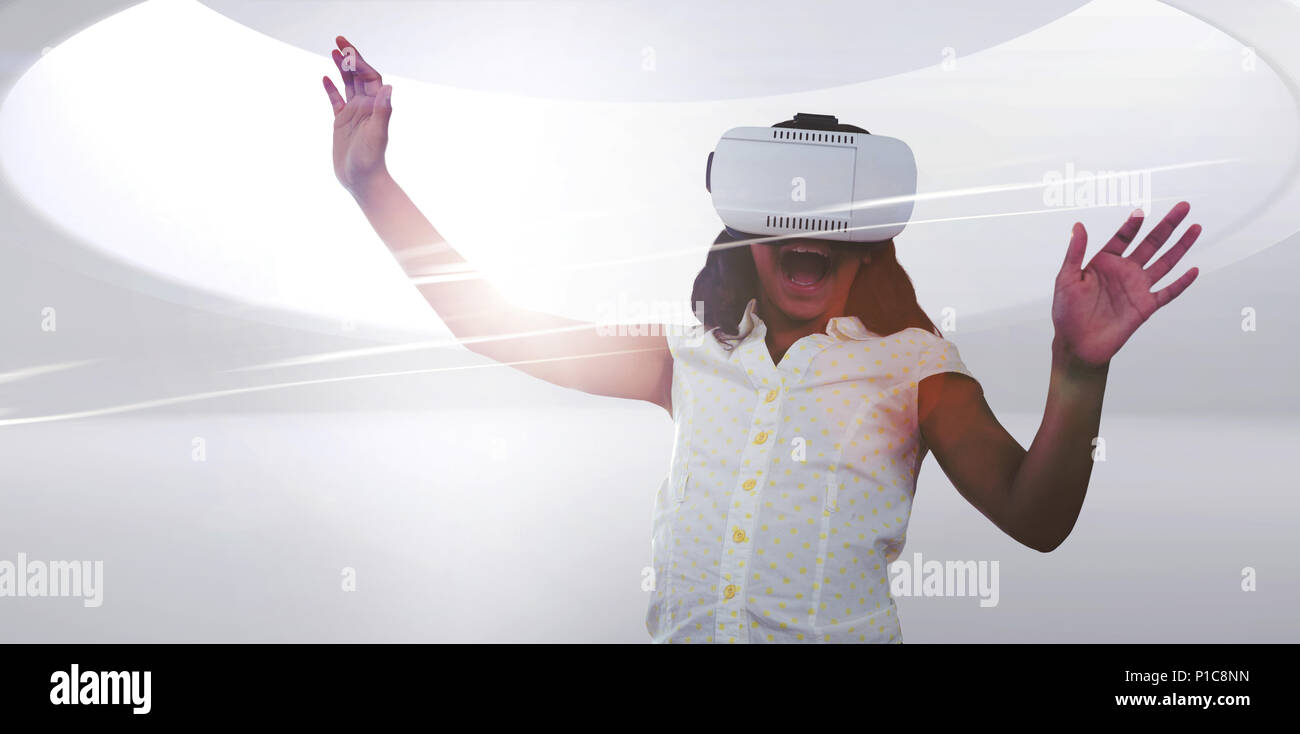 Girl enjoying lors du port de simulateur de réalité virtuelle Banque D'Images
