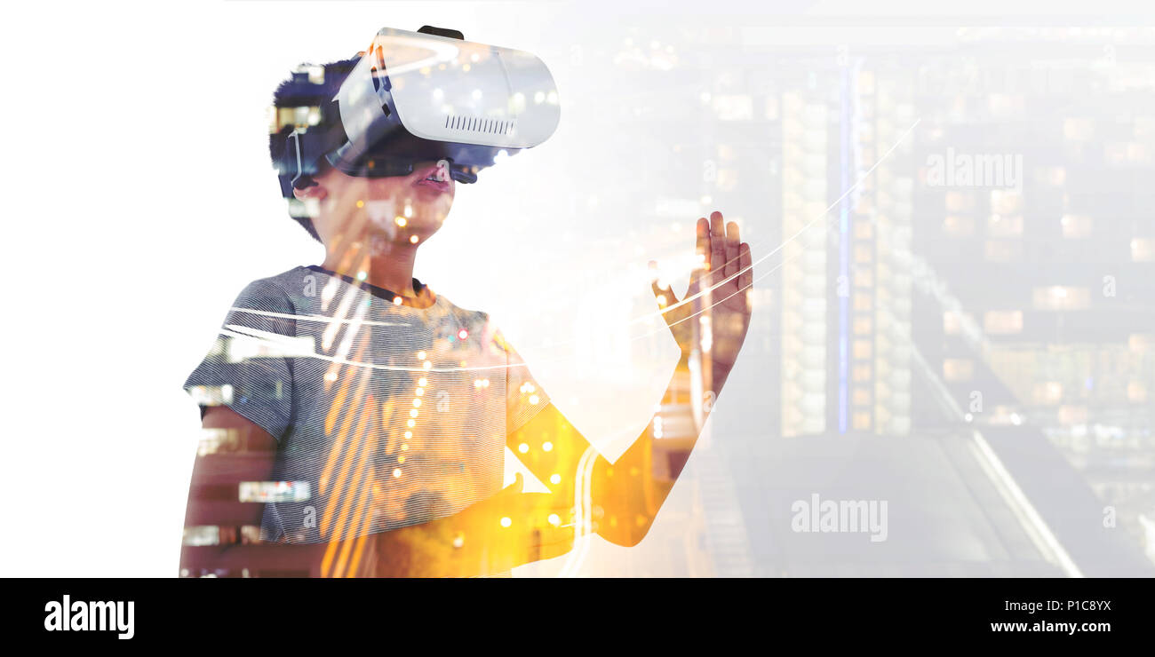 Garçon jouant à l'aide de casque de réalité virtuelle Banque D'Images