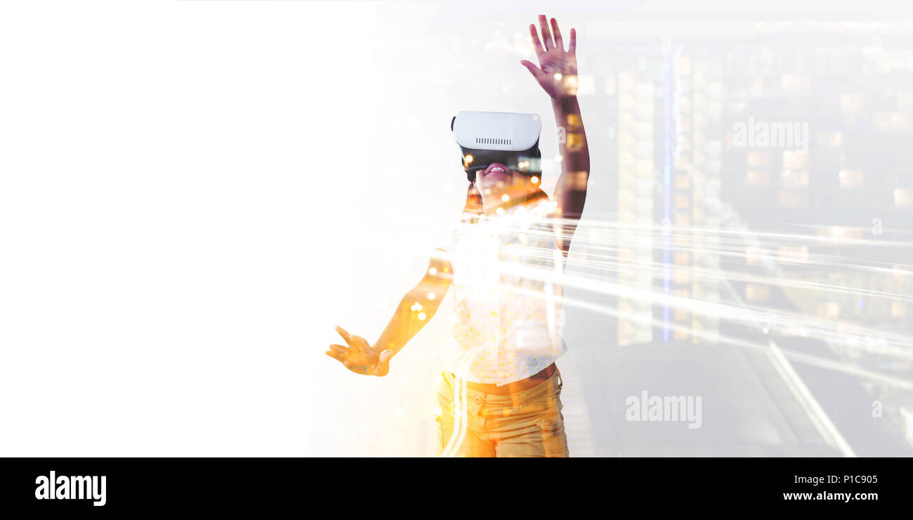 Girl wearing simulateur de réalité virtuelle Banque D'Images