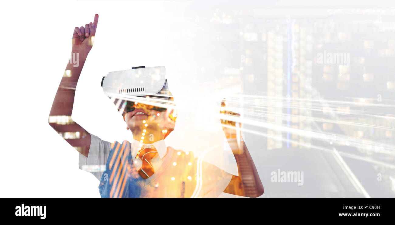 Porter un casque de réalité virtuelle bénéficiant Banque D'Images