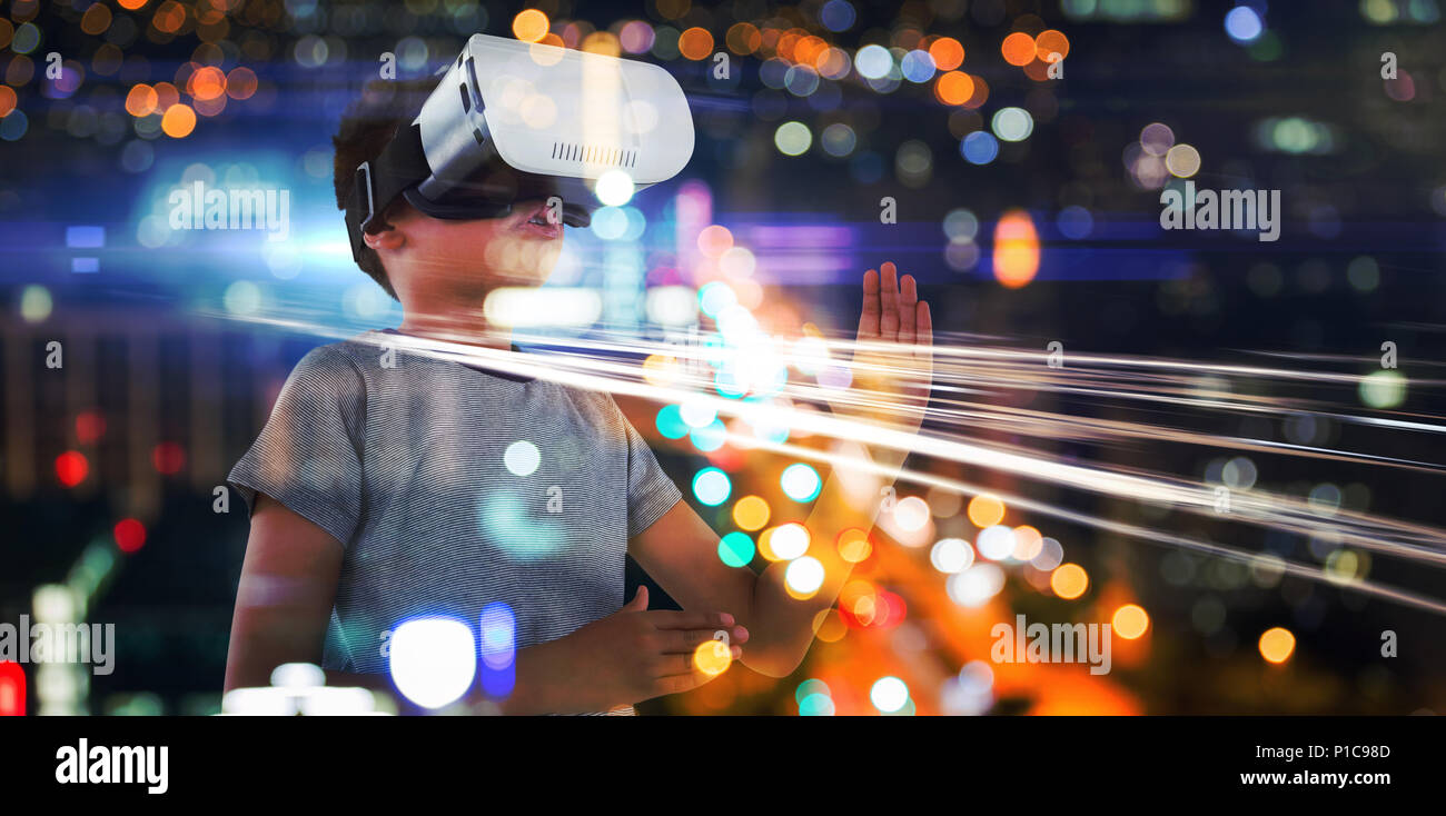 Image composite de garçon jouant à l'aide de casque de réalité virtuelle Banque D'Images