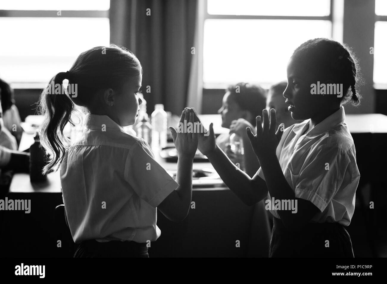 De jeunes filles, jouant des mains jeu Banque D'Images