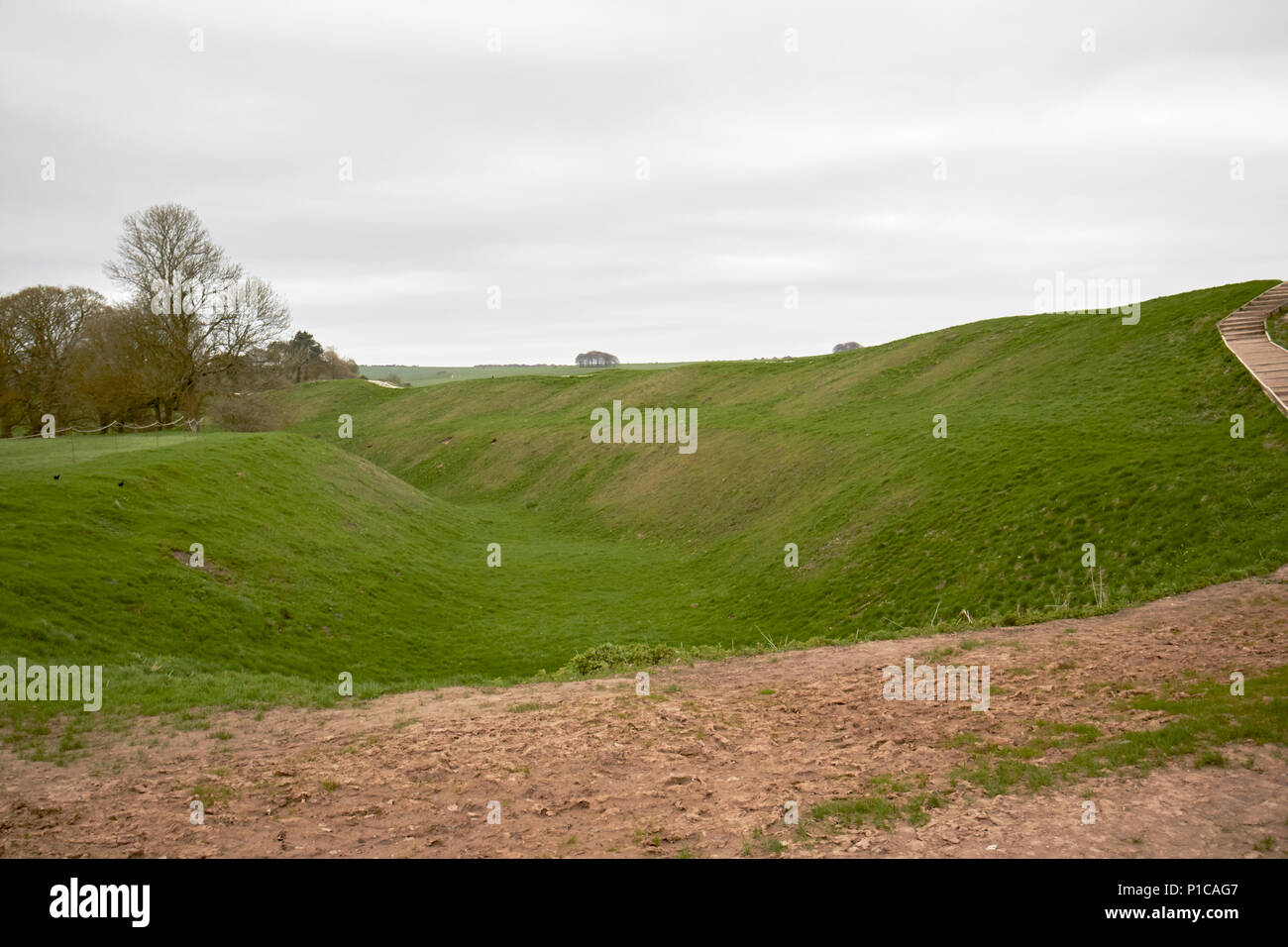 Le henge fait de banque circulaire et tranchée autour d'Avebury Stone Circle avebury wiltshire england uk Banque D'Images