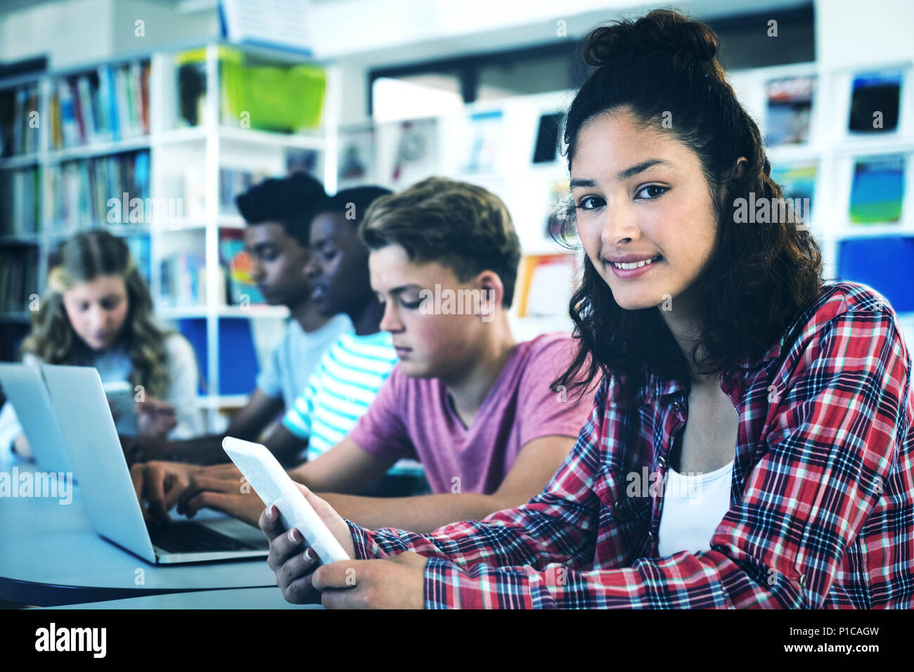 Les élèves à l'aide d'un ordinateur portable, tablette numérique Banque D'Images