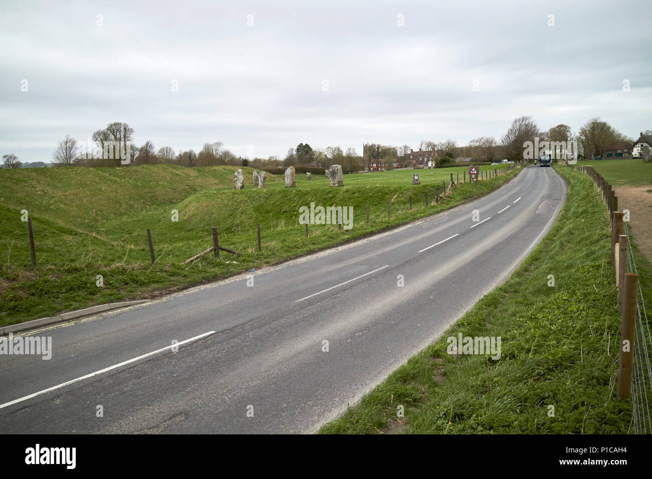 Une route à travers le henge4361 fait de banque circulaire et tranchée autour d'Avebury Stone Circle avebury wiltshire england uk Banque D'Images