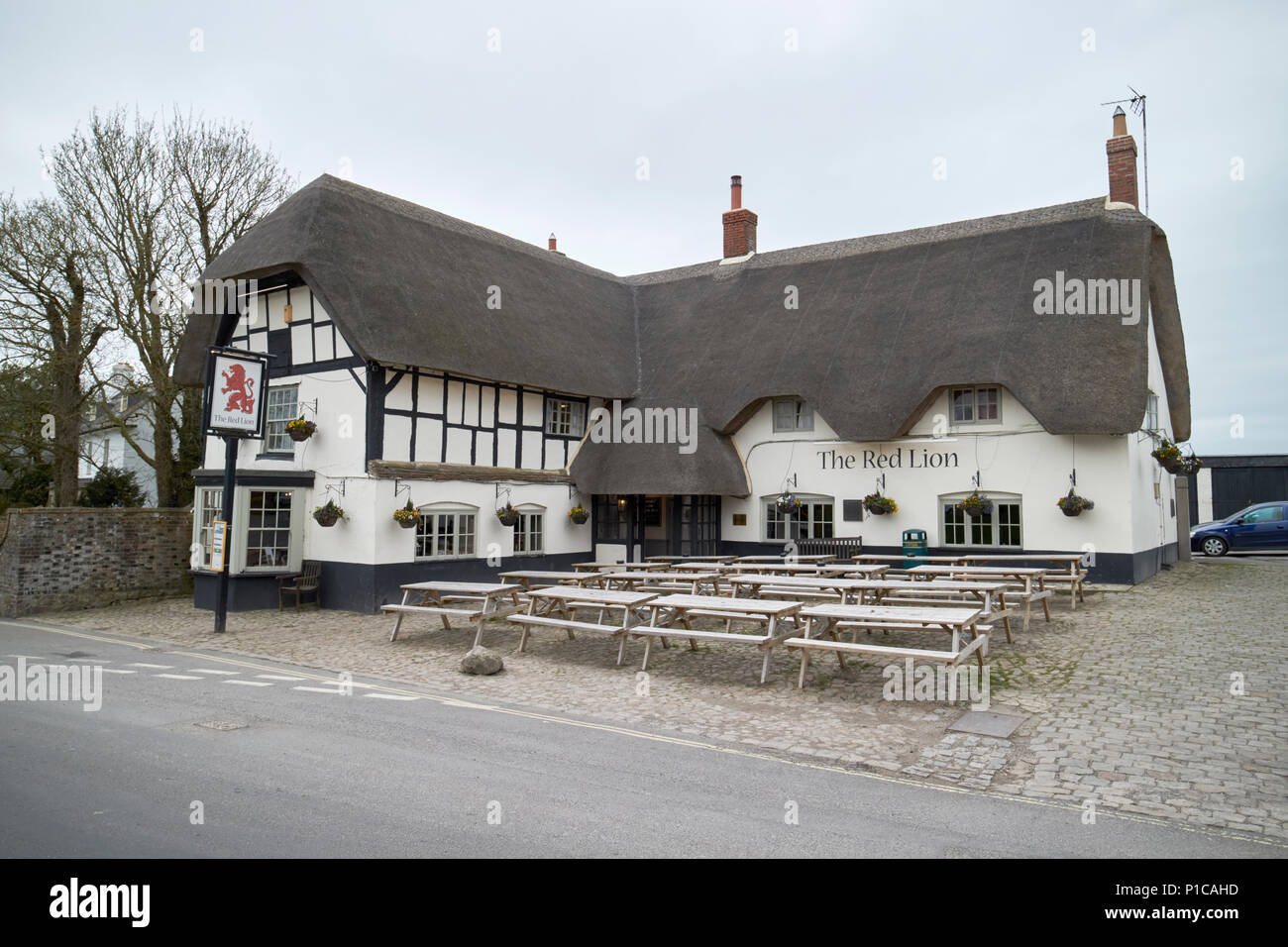 Le Red Lion Pub à l'intérieur du cercle de pierres d'Avebury wiltshire england uk Banque D'Images