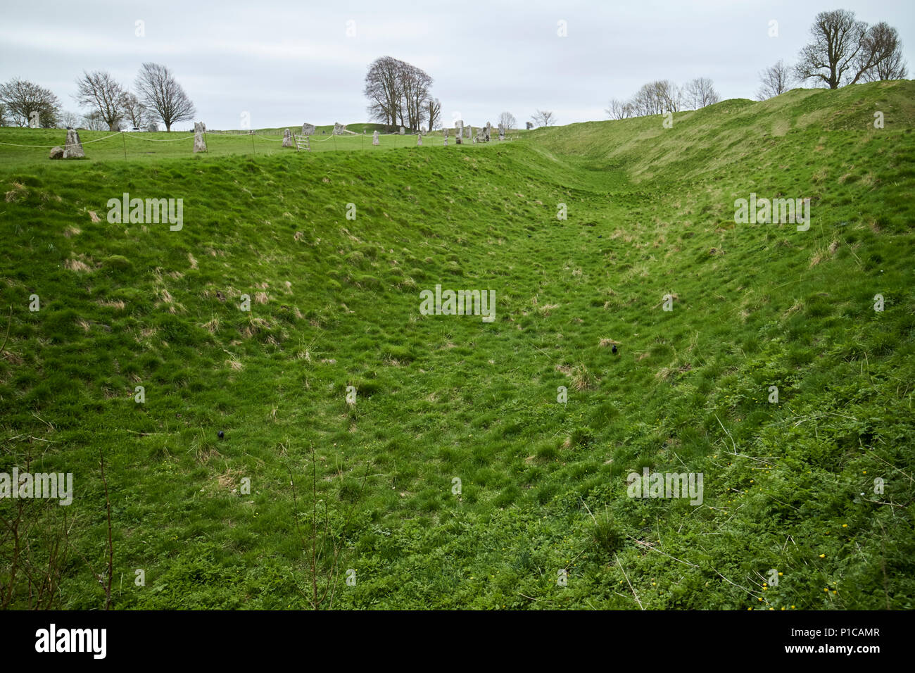 Le henge fait de banque circulaire et tranchée autour d'Avebury Stone Circle avebury wiltshire england uk Banque D'Images