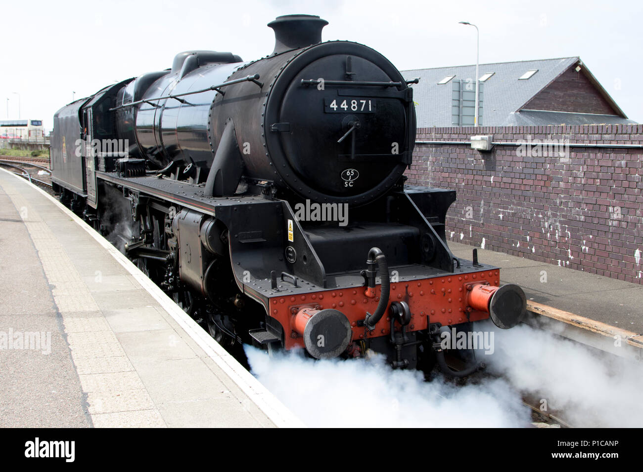 Stanier LMS Classe 5 4-6-0 N° 44871, a préservé la locomotive à vapeur, vu sur la West Highland Line à Mallaig gare en Ecosse. Banque D'Images