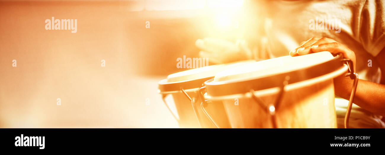 Fille à jouer de la batterie Banque D'Images