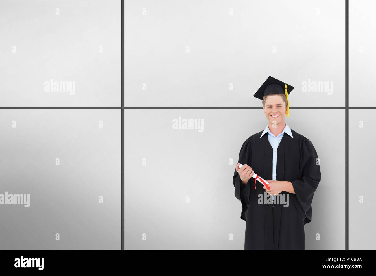 Image composite de l'homme souriant comme il vient a obtenu son diplôme Banque D'Images