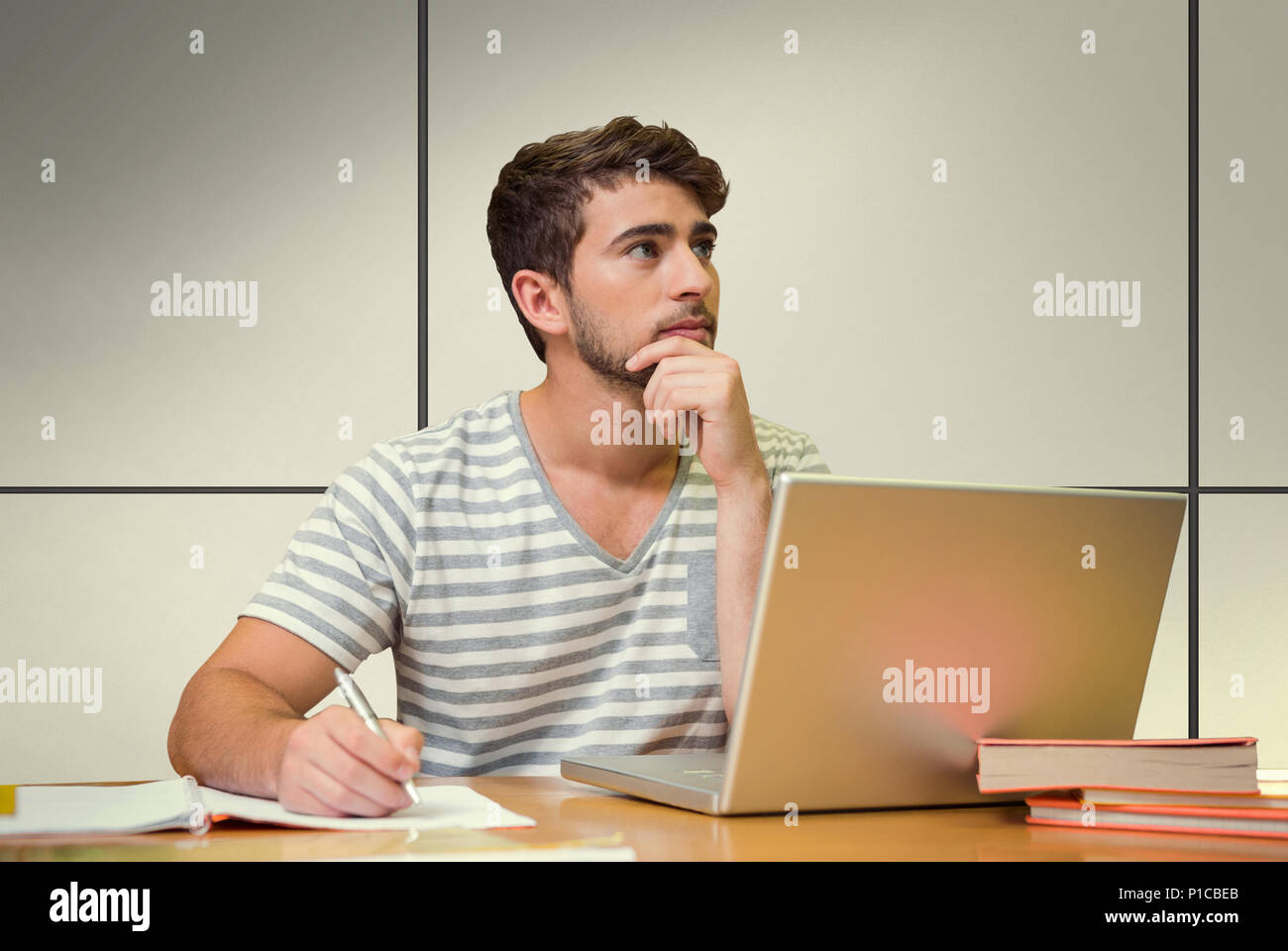Image composite de l'étudiant étranger dans la bibliothèque avec ordinateur portable Banque D'Images