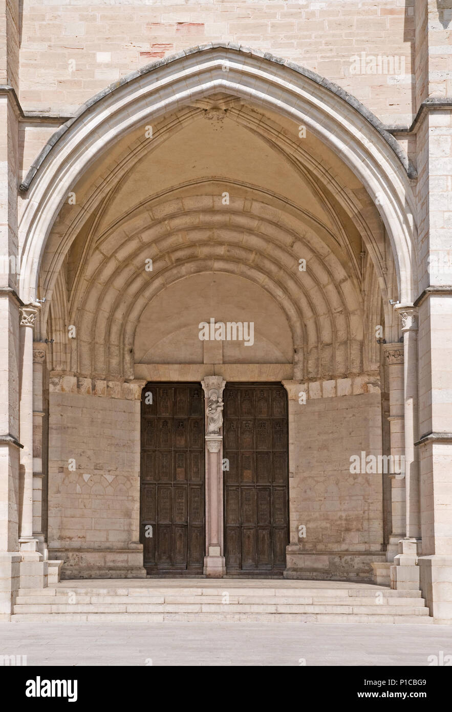 Porche d'entrée de la cathédrale de Notre Dame ou Basilique collégiale Notre Dame Beaune France construit dans les styles roman et gothique du 11e au 15e siècle Banque D'Images