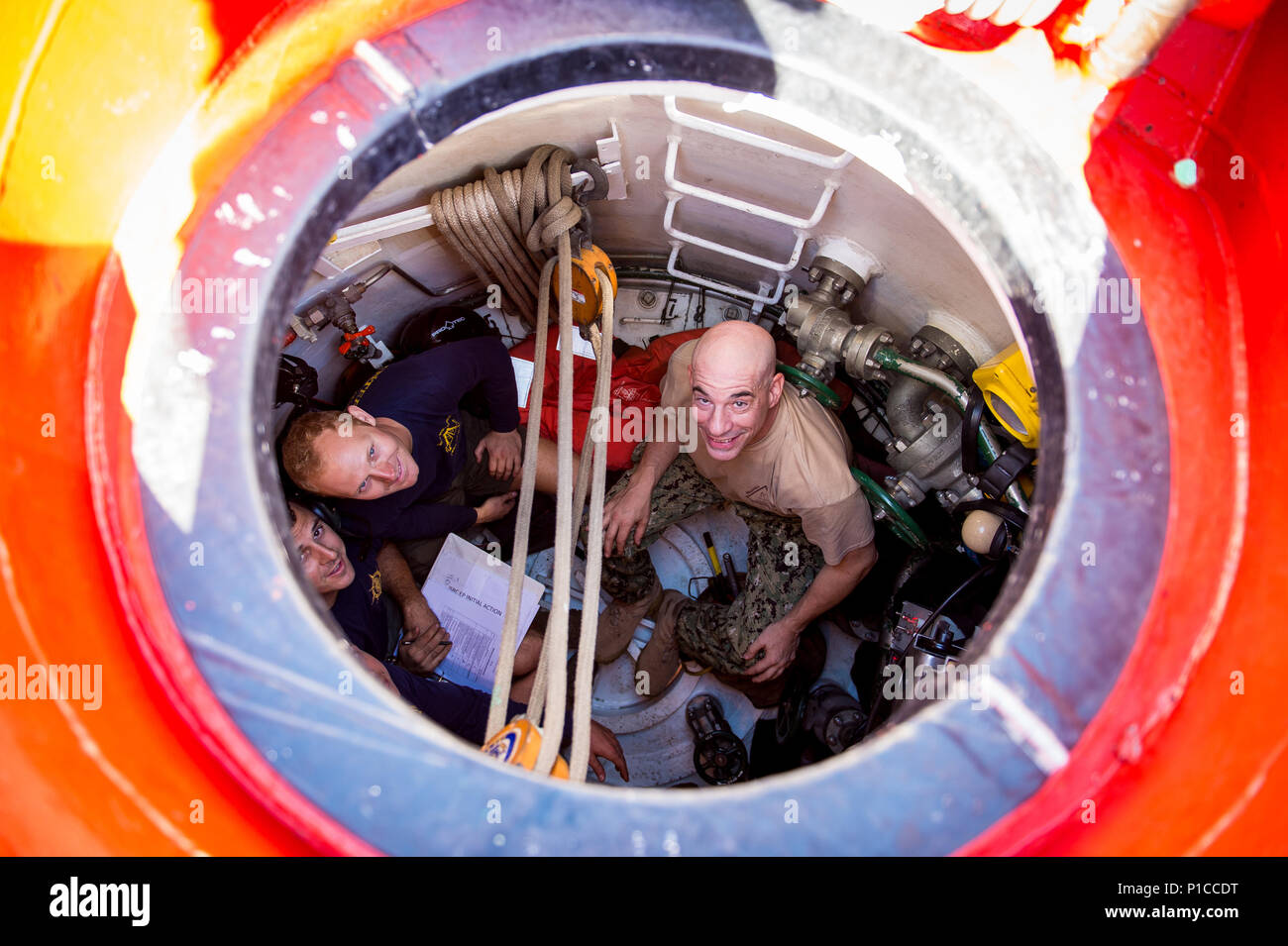 161015-N-KT595-355 SAN DIEGO (oct. 15, 2016) Les marins affectés au sauvetage de sous-marins à partir de la commande Naval Air Station North Island effectuer des vérifications avant de plonger pendant un exercice de sauvetage de sous-marins dans la capsule. Simulation d'une capsule de sauvetage de sous-marins, la colombe les opérateurs à une profondeur de 37 pieds pendant 90 minutes. (U.S. Photo de la marine du Maître de 2e classe le Tchad M. Butler/libérés) Banque D'Images