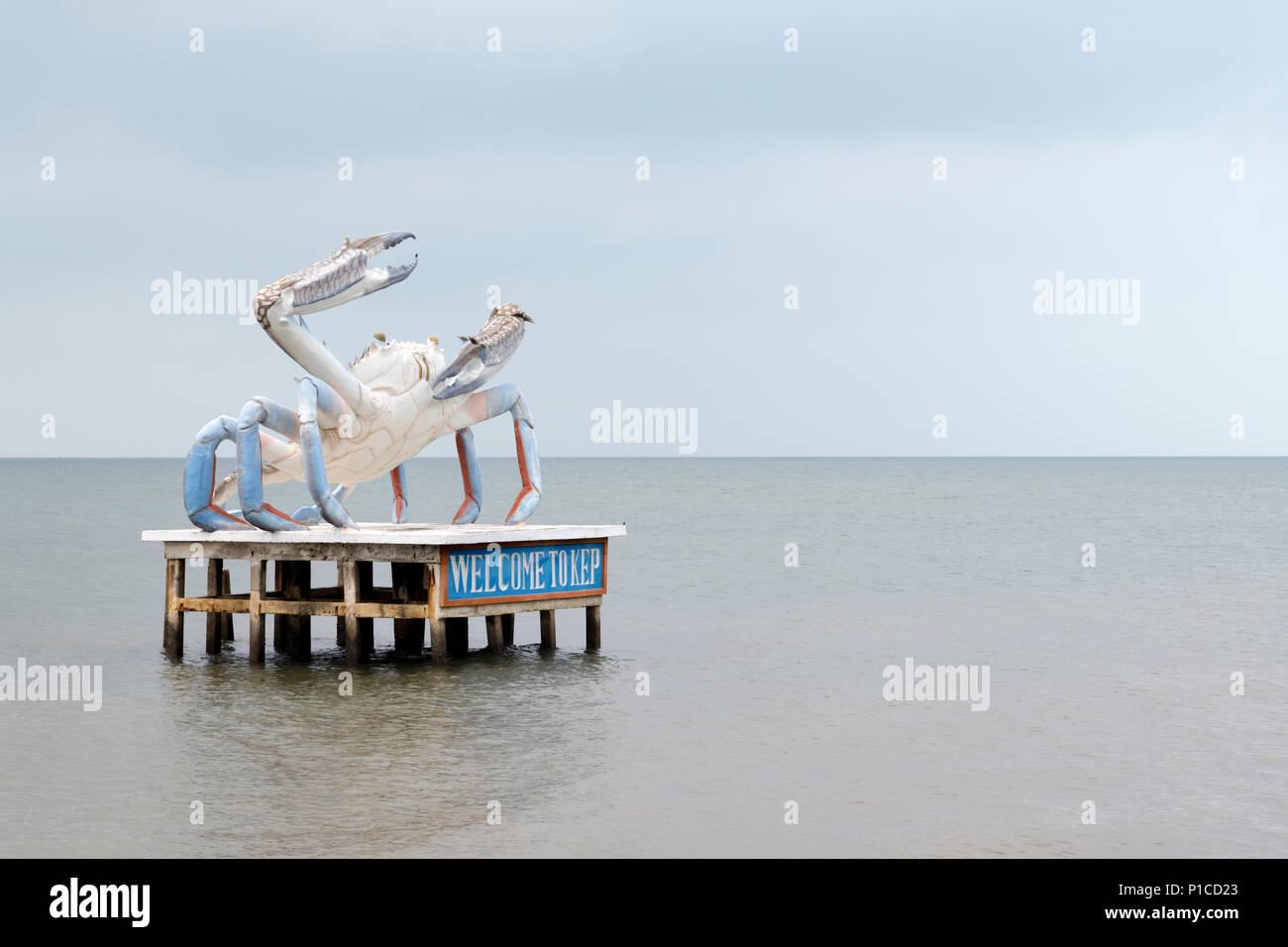 Statue d'un énorme montant de la mer crabe juste au large des gens accueillants à Kep et montrant ce qu'il est célèbre. Kep, Cambodge Banque D'Images