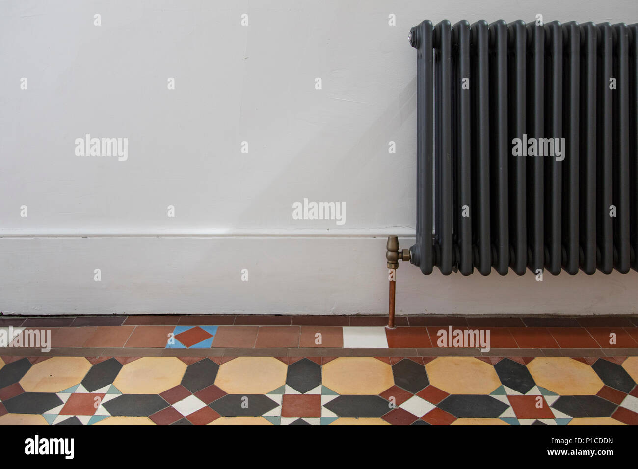 Radiateur fonte sur pied avec ornement au style victorien