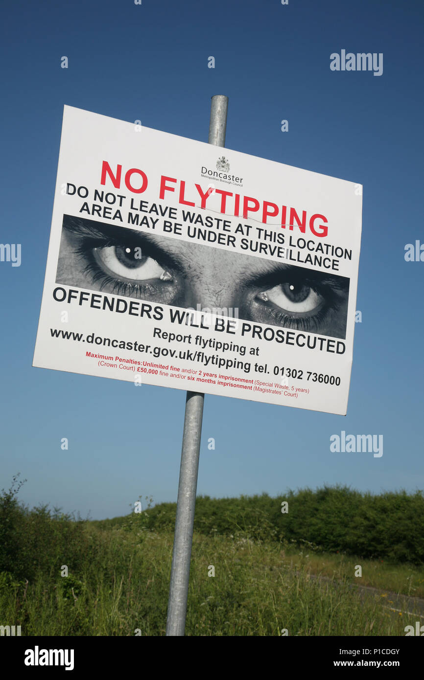 Pas de signer les décharges sauvages vu ici près d'un lieu de déversement illégal très actif sur Tickhill Route sur la A631 à la périphérie de Retford, South Yorkshire, UK Banque D'Images