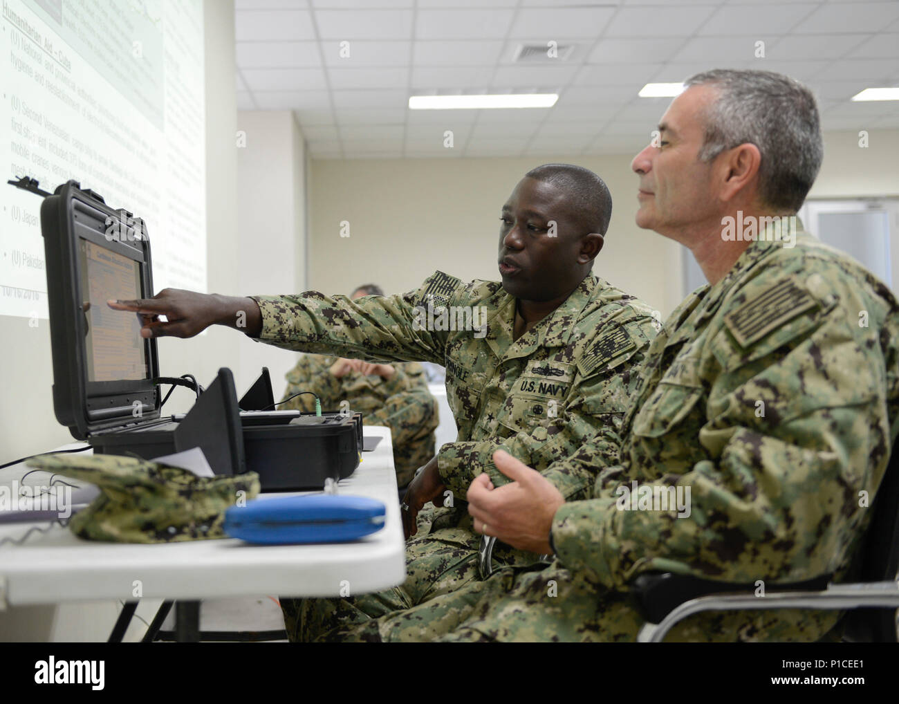 Port au Prince, Haïti (oct. 16, 2016) - Arrière Adm. Cedric Pringle, commandant de la Force opérationnelle interarmées (FOI) Matthieu, retourne le commandement de la JTF Matthieu à adm arrière. Roy I. Kitchener, commandant du groupe expéditionnaire, deux à l'aéroport international Toussaint Louveture. Groupe de travail conjoint Matthew est la fourniture de secours en cas de catastrophe et de l'aide humanitaire à Haïti après le passage de l'Ouragan Matthew. (U.S. Photo de la marine par le maître de 3e classe Gary J. Ward/libéré) Banque D'Images