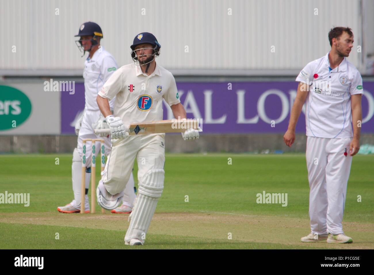 Chester le Street, en Angleterre, 11 juin 2018. Gareth Harte de Durham pour terminer l'exécution de son siècle contre le comté de Derbyshire dans leur match de championnat Specsavers à l'Emirates Riverside. Crédit : Colin Edwards/Alamy Live News. Banque D'Images