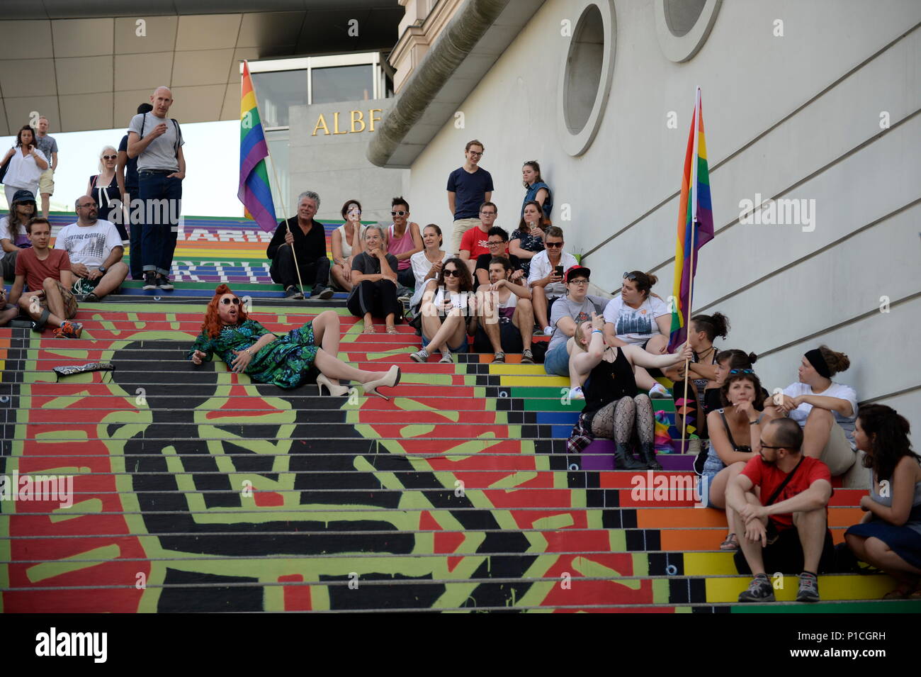 Vienne, Autriche, 11 juin 2018. Kissing Flashmob à Vienne au cours de la mois de la fierté à l'Albertina escaliers en face de la galerie où l'exposition Keith Haring a lieu de la mi-mars jusqu'à la fin de juin. Credit : Franz Perc / Alamy Live News Banque D'Images