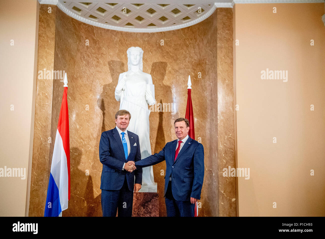 Riga, Lettonie. 11 Juin, 2018. Le roi Willem-Alexander des Pays-Bas visite premier ministre de Lettonie Maris Kucinskis à Riga, Lettonie, 11 juin 2018. Crédit : Patrick van Katwijk |/dpa/Alamy Live News Banque D'Images