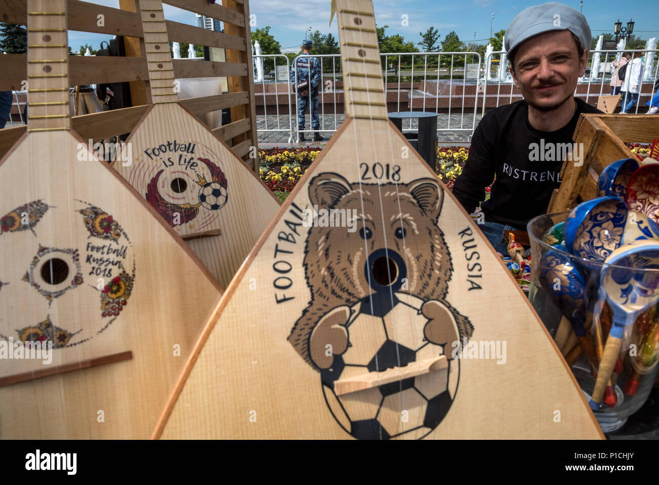 Moscou, Russie. 11 Juin, 2018. Un compteur à l'instrument de musique en bois de la balalaïka à SamovarFest festival familial à Moscou pendant la célébration Russie Jour Crédit : Nikolay Vinokourov/Alamy Live News Banque D'Images