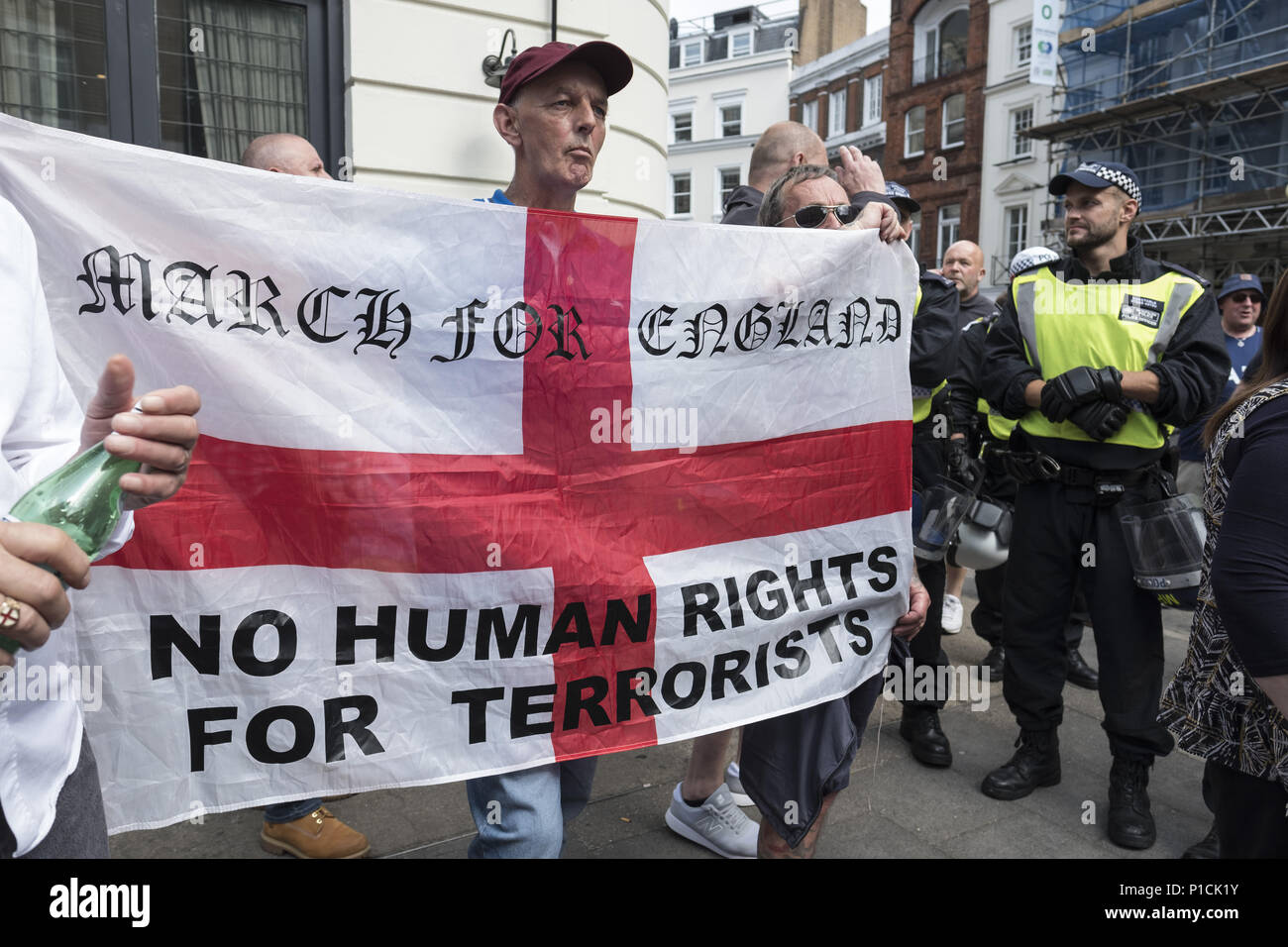 Londres, Royaume-Uni. 10 Juin, 2018. Un contre-manifestant est titulaire d'un drapeau anglais, en opposition à la ville d'Al Qods Day rally.L'Al Qods Day rally est un événement qui est censé mettre en lumière le sort du peuple palestinien et de faire prendre conscience de la persécution islamique à travers le monde. Le rassemblement a suscité des controverses à travers le Royaume-Uni parce que présentateurs de l'événement appel ouvertement à la destruction d'Israël et certains participants brandir le drapeau du Hezbollah, un groupe terroriste. Crédit : Edward Crawford SOPA/Images/ZUMA/Alamy Fil Live News Banque D'Images