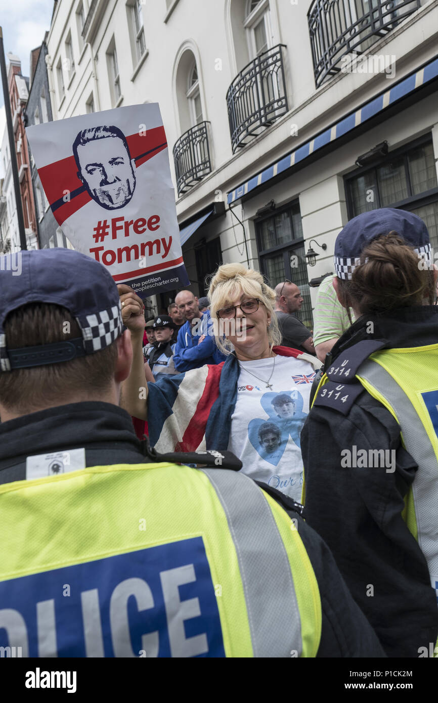 Londres, Royaume-Uni. 10 Juin, 2018. Les manifestants de l'opposition d'entrer en conflit avec la police au cours de l'Al Quds Day rally.L'Al Qods Day rally est un événement qui est censé mettre en lumière le sort du peuple palestinien et de faire prendre conscience de la persécution islamique à travers le monde. Le rassemblement a suscité des controverses à travers le Royaume-Uni parce que présentateurs de l'événement appel ouvertement à la destruction d'Israël et certains participants brandir le drapeau du Hezbollah, un groupe terroriste. Crédit : Edward Crawford SOPA/Images/ZUMA/Alamy Fil Live News Banque D'Images