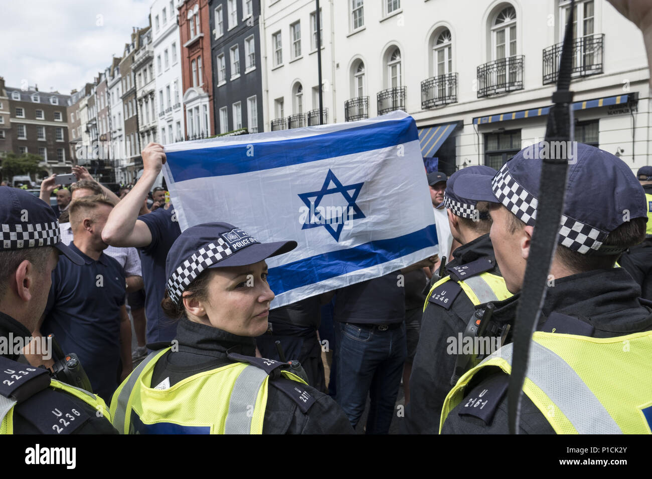 Londres, Royaume-Uni. 10 Juin, 2018. Manifestants d'opposition tenir un drapeau israélien lors de l'Al-Quds Day rally.L'Al Qods Day rally est un événement qui est censé mettre en lumière le sort du peuple palestinien et de faire prendre conscience de la persécution islamique à travers le monde. Le rassemblement a suscité des controverses à travers le Royaume-Uni parce que présentateurs de l'événement appel ouvertement à la destruction d'Israël et certains participants brandir le drapeau du Hezbollah, un groupe terroriste. Crédit : Edward Crawford SOPA/Images/ZUMA/Alamy Fil Live News Banque D'Images