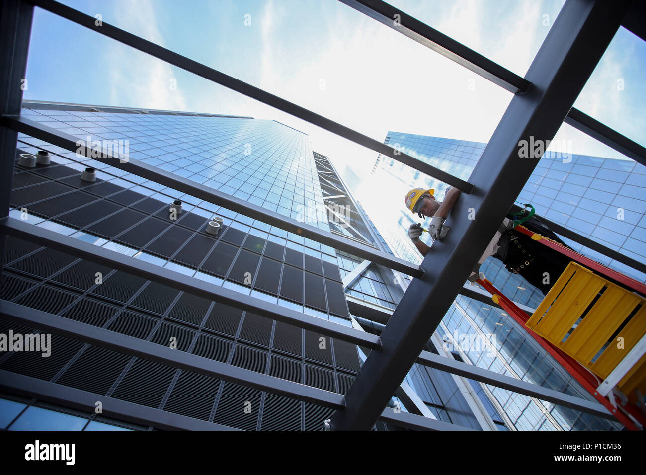 New York, USA. 11 Juin, 2018. Un homme travaille à la plate-forme de 3 World Trade Center dans le lower Manhattan, New York, États-Unis, le 11 juin 2018. Les 80 étages, 329 mètres de haut 3 World Trade Center a été officiellement inauguré ici lundi. L'immeuble de bureaux devient la cinquième plus haute tour de la ville de New York. Credit : Wang Ying/Xinhua/Alamy Live News Banque D'Images