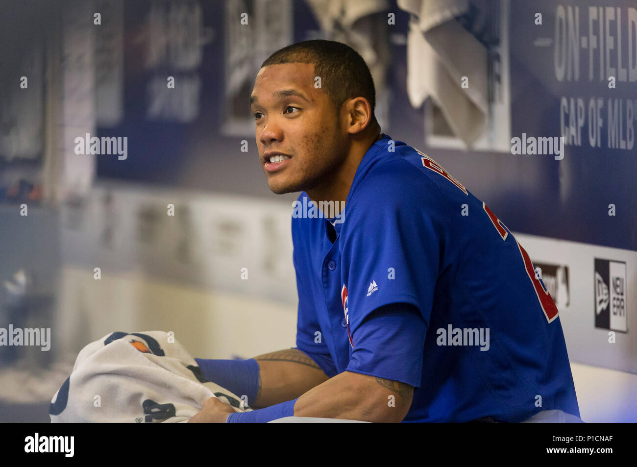 Milwaukee, WI, USA. 11 Juin, 2018. L'arrêt-court des Cubs de Chicago Addison Russell # 27 regarde dans la 11e manche du jeu de la Ligue Majeure de Baseball entre les Milwaukee Brewers et les Cubs de Chicago au Miller Park de Milwaukee, WI. John Fisher/CSM/Alamy Live News Banque D'Images