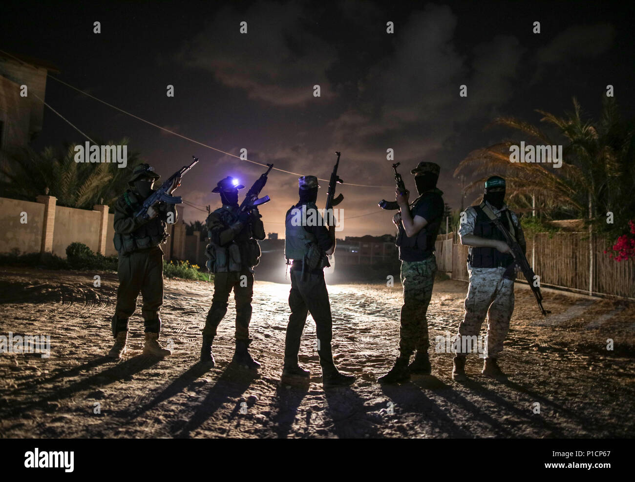La ville de Gaza, la bande de Gaza. 12 Juin, 2018. Les membres des brigades Izz ad-Din al-Qassam, la branche militaire de l'organisation islamiste du Hamas palestinien, patrouiller la frontière Israel-Gaza dans la ville de Gaza, bande de Gaza, 12 juin 2018. Credit : Wissam Nassar/dpa/Alamy Live News Banque D'Images