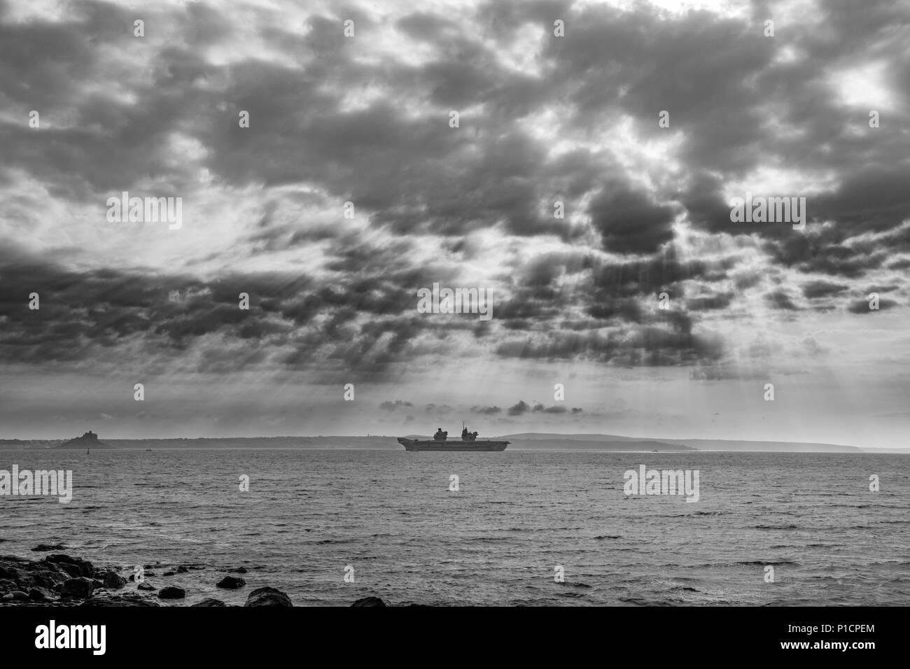 Mousehole, Cornwall, UK. 12 juin 2018. Météo britannique. C'est notablement plus froid, et un vent à travers la mer à Mounts Bay ce matin, où le porte-avions HMS QE2 est encore à l'ancre. Crédit : Simon Maycock/Alamy Live News Banque D'Images