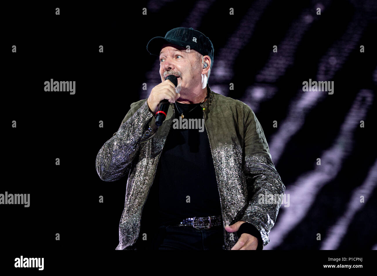 Rome, Italie. 11 juin 2018. Chanteur et compositeur italien, Vasco Rossi en live sur scène son 'Vasco non stop tour 2018' au Stade Olympique, Rome, Italie le 11 juin 2018. Photo par Giuseppe Maffia Crédit : Giuseppe Maffia/Alamy Live News Banque D'Images