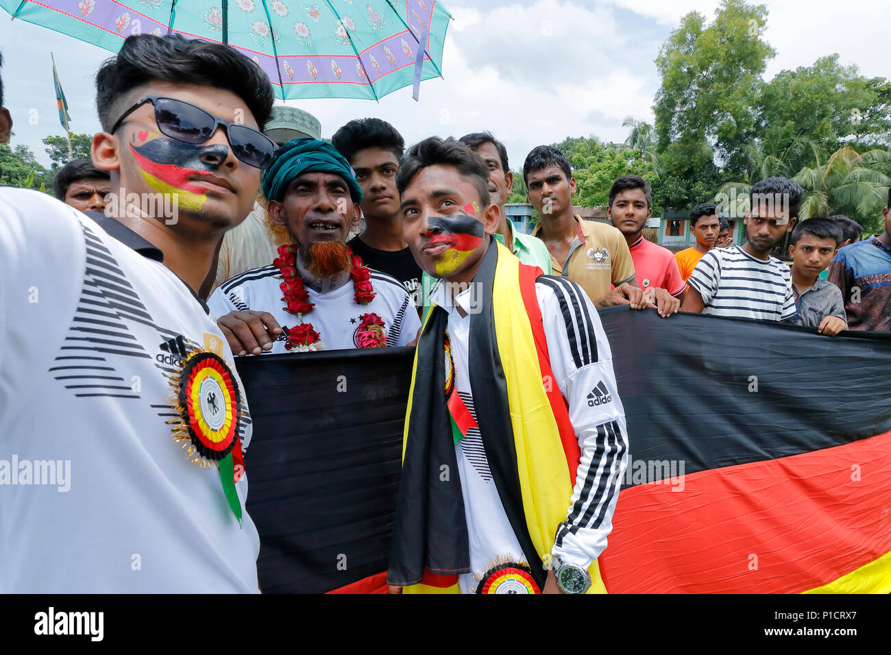 Documentation - 04 juin 2018, le Bangladesh, l'Nischintopur : l'agriculteur Amjad Hossai (2-L) est à côté d'une partie de la 5, 5 kilomètres de long avec drapeau Allemagne fans de l'équipe nationale allemande. Photo : Noor Ahmed Gelal/Deutsche Botschaft Dhaka/dpa Banque D'Images