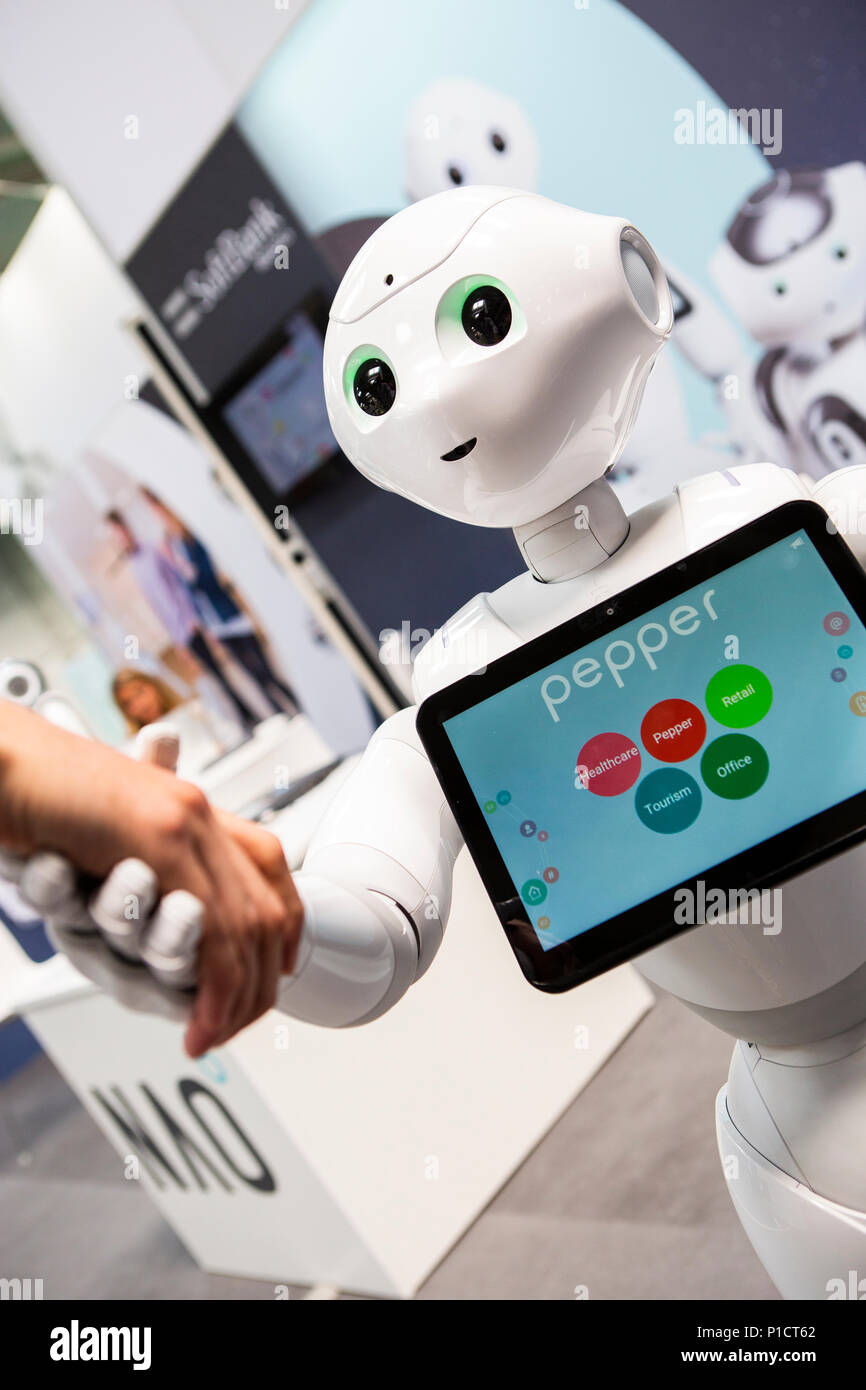 Hanovre, Allemagne. 11 Juin, 2018. CEBIT 2018, international computer expo et la Mission de l'Europe Festival de l'innovation et de numérisation : poivre, robot humanoïde interactif, compagnon et personal robot, fabriquée par la société SoftBank robotique. Crédit : Christian Lademann/Alamy Live News Banque D'Images