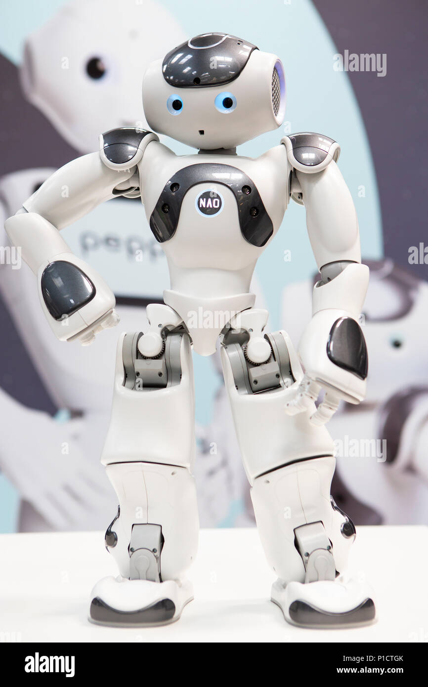 Hanovre, Allemagne. 11 Juin, 2018. CEBIT 2018, international computer expo et la Mission de l'Europe Festival de l'innovation et de numérisation : 6 NAO, robot humanoïde interactif fabriquée par la société SoftBank robotique. Crédit : Christian Lademann/Alamy Live News Banque D'Images