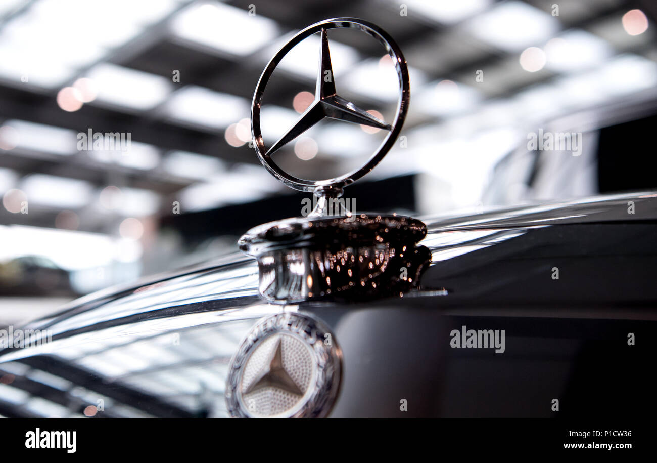 12 juin 2018, Allemagne, Munich : une étoile Mercedes sur une voiture d'époque chez un concessionnaire. Le rappel obligatoire pour des centaines de milliers de véhicules diesel Daimler est un autre chapitre dans le scandale des gaz d'échappement. Maintenant, la suspicion s'est étendue aux modèles vendus fréquemment de Mercedes. Aussi le SUV sportif GLC 220d et un modèle de la classe C (C 220d) sont concernés. Photo : Sven Hoppe/dpa Banque D'Images
