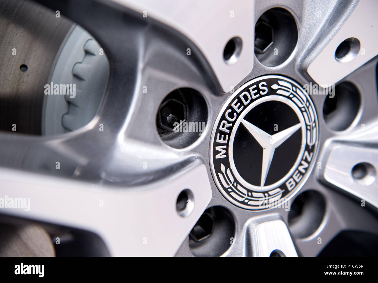 12 juin 2018, Allemagne, Munich : le logo Mercedes vu sur une jante. Le rappel obligatoire pour des centaines de milliers de véhicules diesel Daimler est un autre chapitre dans le scandale des gaz d'échappement. Maintenant, la suspicion s'est étendue aux modèles vendus fréquemment de Mercedes. Aussi le SUV sportif GLC 220d et un modèle de la classe C (C 220d) sont concernés. Photo : Sven Hoppe/dpa Banque D'Images