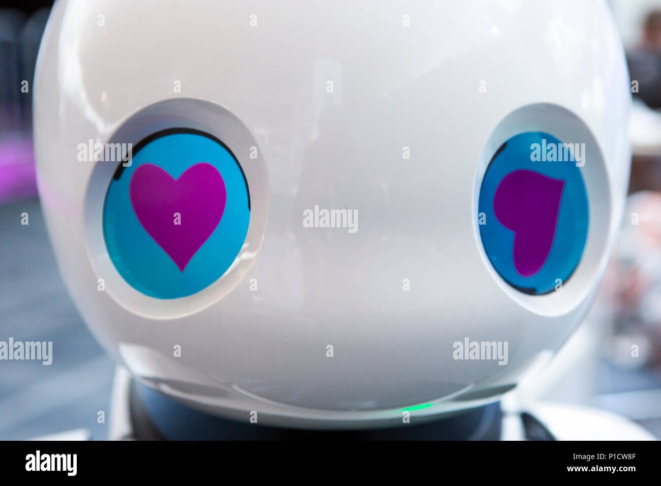 Hanovre, Allemagne. 11 Juin, 2018. CEBIT 2018, international computer expo et la Mission de l'Europe Festival de l'innovation et de numérisation : UU-U05 humanoïde robot interactif service comercial pour utiliser, fabriqué par CANBOT Unisrobo Canny, Beijing Technology Co., Ltd, la Chine. Crédit : Christian Lademann/Alamy Live News Banque D'Images