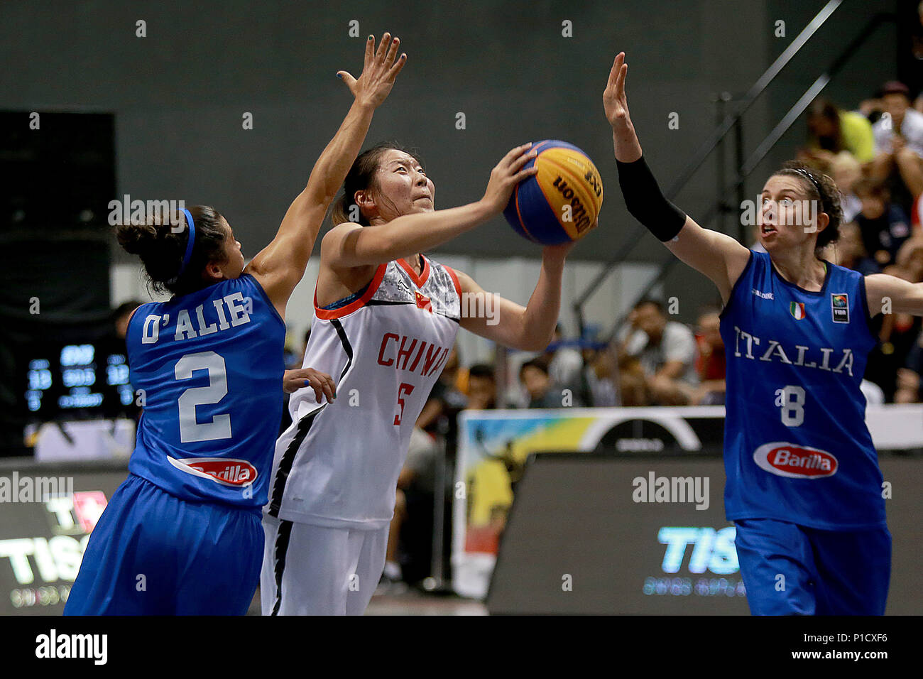 Bulacan, Philippines. 12 Juin, 2018. Li Yingyun (C) de Chine franchit au cours de la demi-finale des femmes au FIBA 3x3 Coupe du Monde en province de Bulacan, aux Philippines, le 12 juin 2018. L'Italie a gagné 15-13. Credit : Rouelle Umali/Xinhua/Alamy Live News Banque D'Images