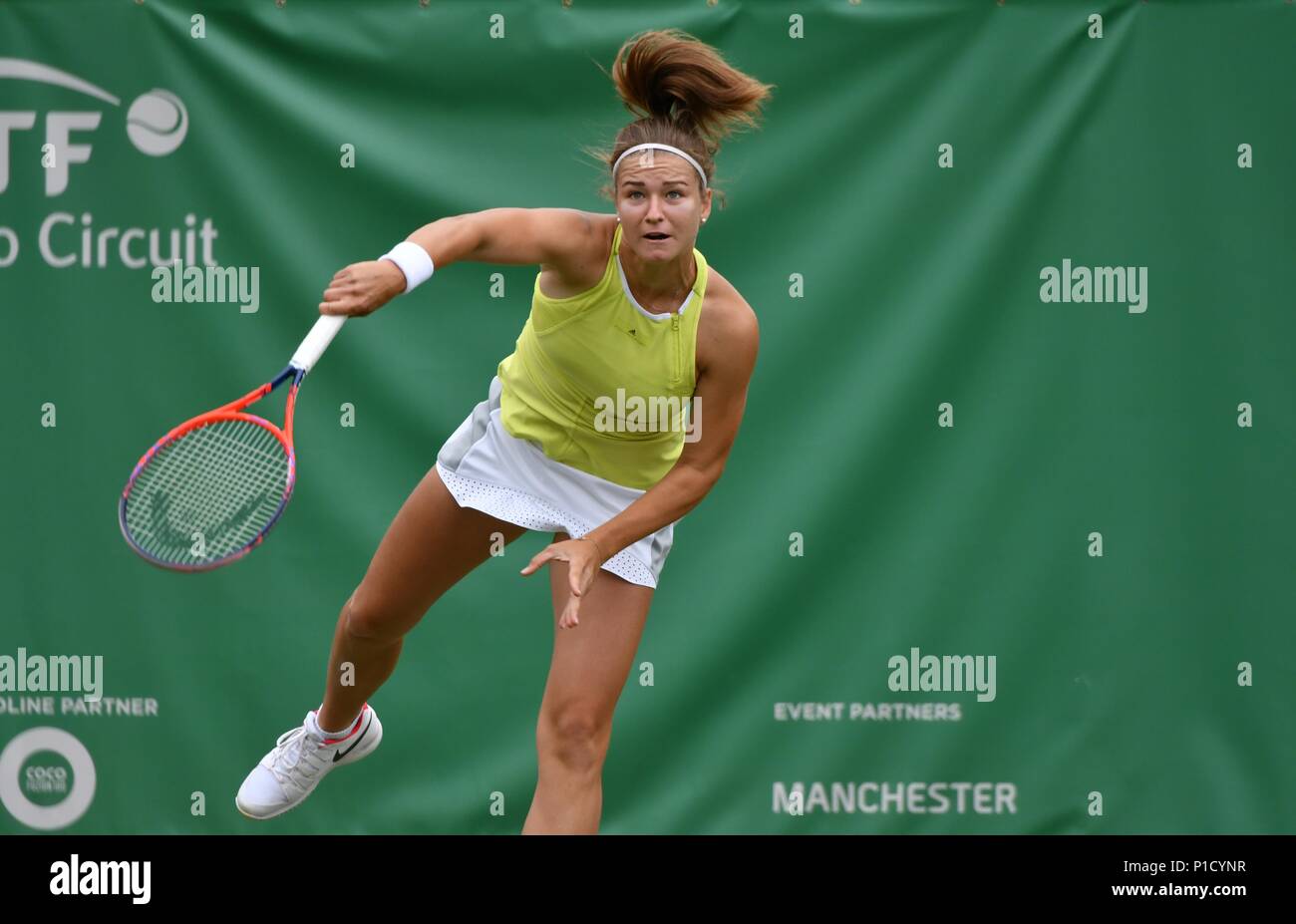 Manchester UK. 12e. Juin 2018 Karolina Muchova. (République tchèque) en action dans son match contre Jasmine Paoloni (Italie) à la Fuzion 100 Manchester trophée au nord du Club de tennis et de squash à West Didsbury. Muchova gagne 7-6, 6-0 Crédit : John Fryer/Alamy Live News Banque D'Images