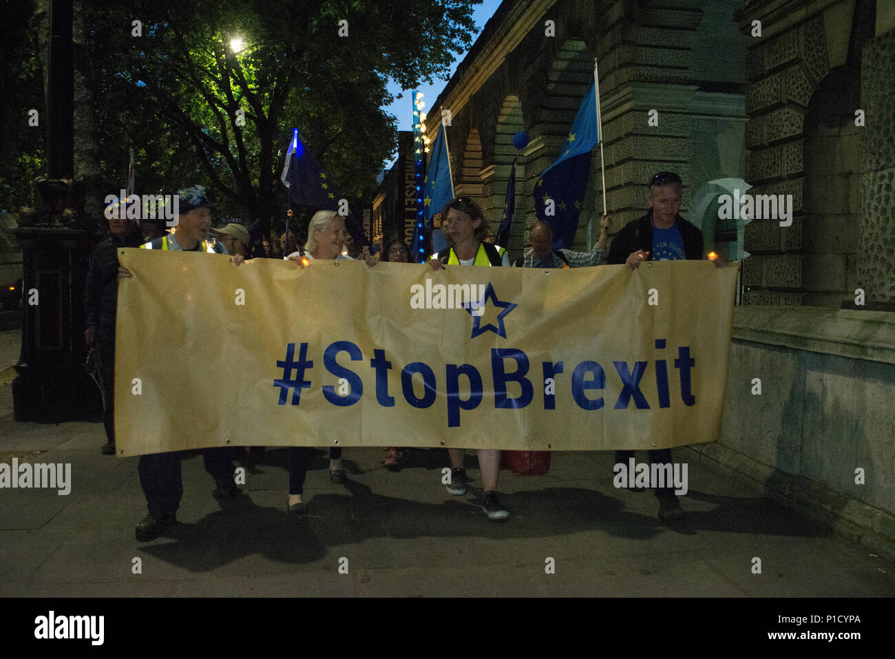 Londres, Royaume-Uni. Jun 11, 2018. Anti-Brexit protestation organisée par Stop Brexit Ltd, No 10 Vigile, drapeau de l'UE et la Mafia SODEM. La protestation est d'appuyer le défi de l'article 50 qui vient à cour le 12 juin 2018 qui propose que le recours à l'article 50 de quitter l'UE était illégale parce que la décision de quitter l'UE n'a jamais été adopté par le parlement. # No10Vigil # remainathon. Credit : Bruce Tanner/Alamy Live News Banque D'Images